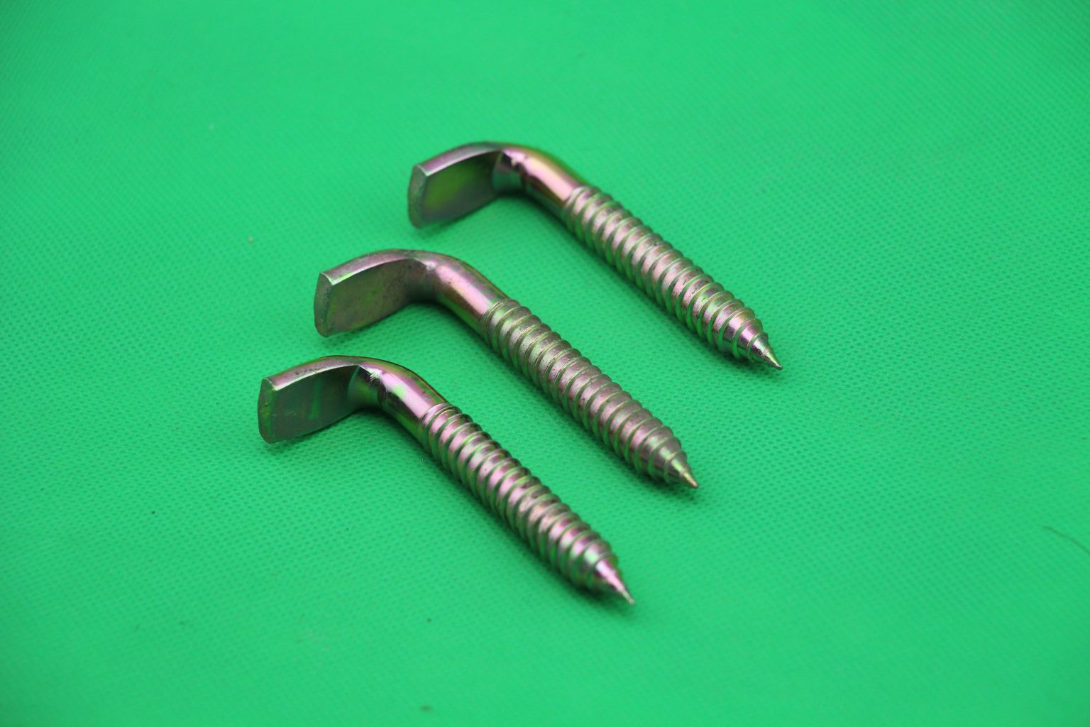 Tornillo de rosca plano en forma de L